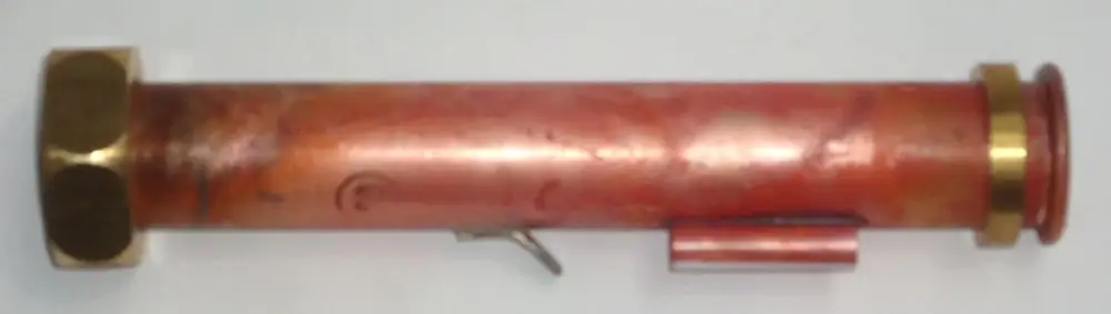 Wasserrohr aus Metall mit Kupfer- und Messingkomponenten, vermutlich für eine Heizungsanlage von Daikin, in zylindrischer Form und mit unterschiedlichen Verbindungsstellen.